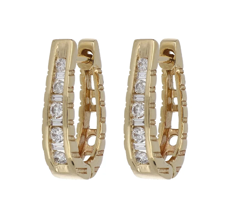 White Diamond Earrings (White Diamond 0.19 cts. White Diamond 0.06 cts.)